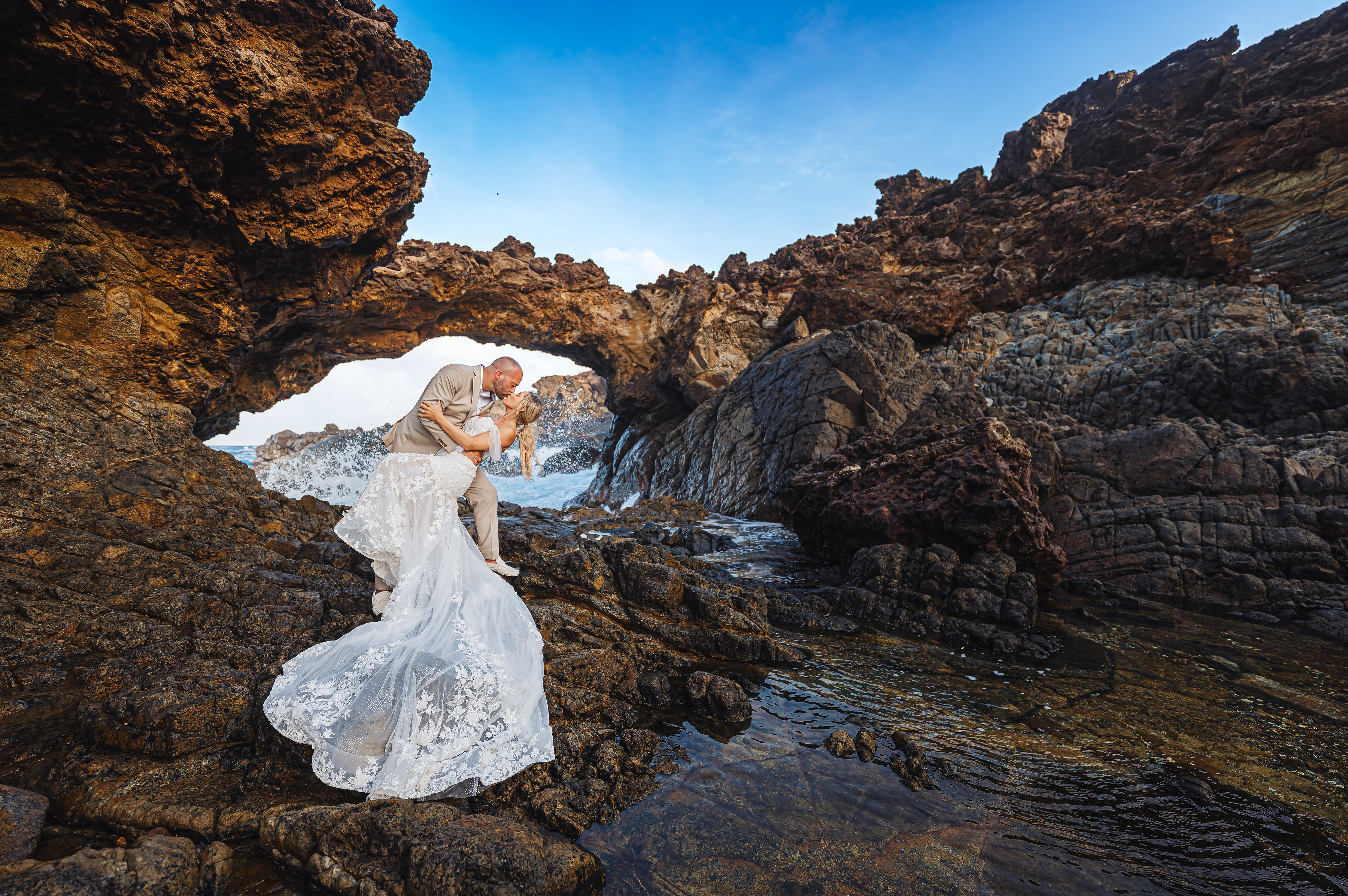 Wedding couple in front of Aruba's Nature